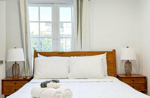 McManus House | Walk to Rodeo Drive! Minutes to Sunset Strip & Shopping