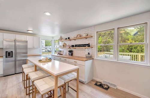Sister Bay House | Walk to Shops & Dining – Renovated Gem