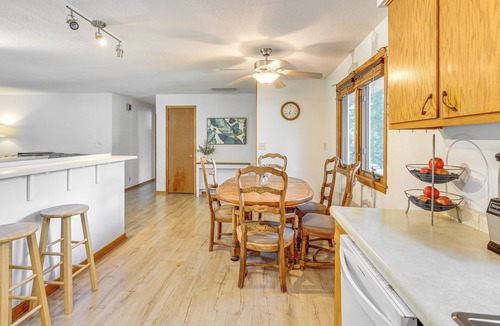 Mankato Cottage | Walk to Spring Lake w/Waterpark: Family Retreat!