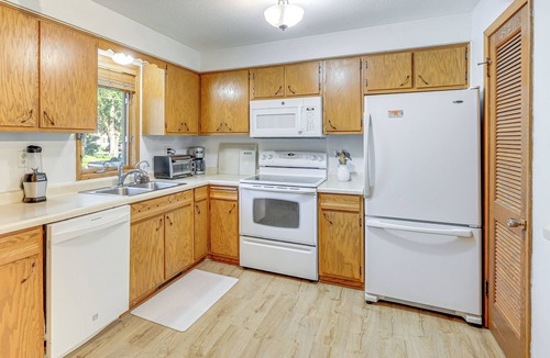 Mankato Cottage | Walk to Spring Lake w/Waterpark: Family Retreat!