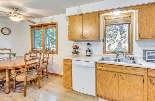 Mankato Cottage | Walk to Spring Lake w/Waterpark: Family Retreat!