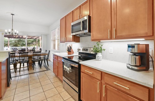 Purcellville House | Walk to Top-Rated Restaurants & Trails! 7BR w/HotTub Gazebo & Built-in FirePit!