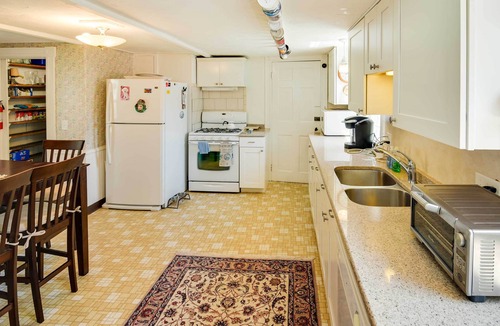 Warren Apartment | Walk to Warren Beach! Historic Building w/2 Units