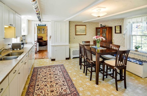 Warren Apartment | Walk to Warren Beach! Historic Building w/2 Units