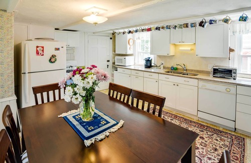 Warren Apartment | Walk to Warren Beach! Historic Building w/2 Units