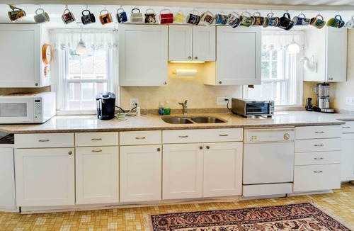 Warren Apartment | Walk to Warren Beach! Historic Building w/2 Units