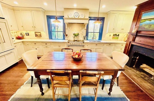 Waterford House | Walk to Wineries from Historic Village Estate