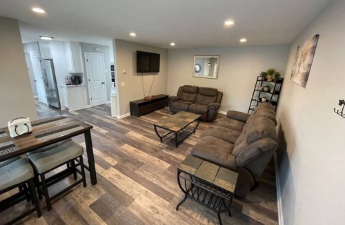 Plymouth House | Walking Distance To Medicine Lake
