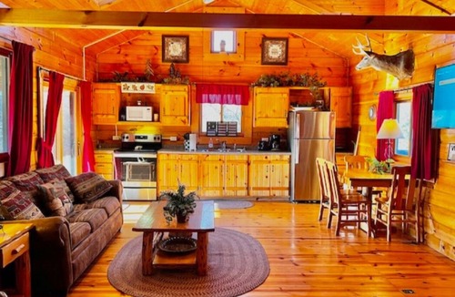 Waterville Cabin | Walnut Cabin with Hot Tub Jacuzzi