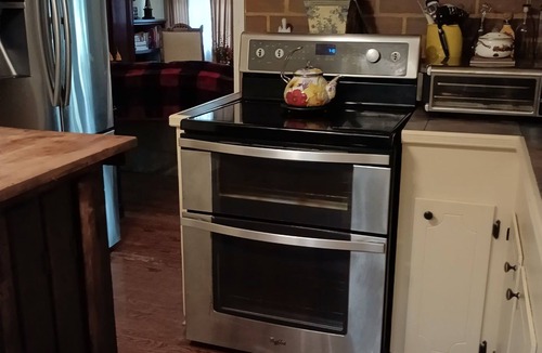 Hattiesburg House | Warm and welcoming farmhouse, nestled on our 198 year old family fàrm