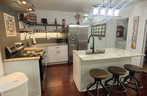 Hodges Other | Warm & inviting 1935 farmhouse near lakes-walking/riding trails modern amenities