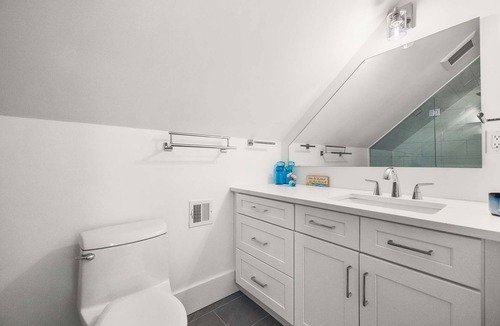 Chiltonville Apartment | Warren House 1BR, Stunning Water Views Downtown