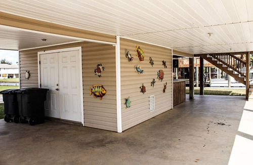 Shoreline Park House | Waterfront/Boat launch! Book Now! Located on a Bayou just off Bayou Lacroix