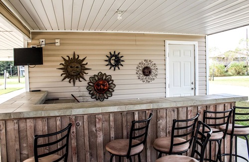 Shoreline Park House | Waterfront/Boat launch! Book Now! Located on a Bayou just off Bayou Lacroix