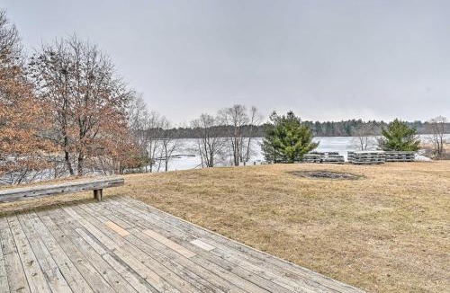 Arkdale House | Waterfront Castle Rock Lake Cabin w/Deck & Grill