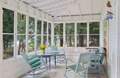 Idlewild Cottage | Waterfront, Dog Friendly Sherwood Point