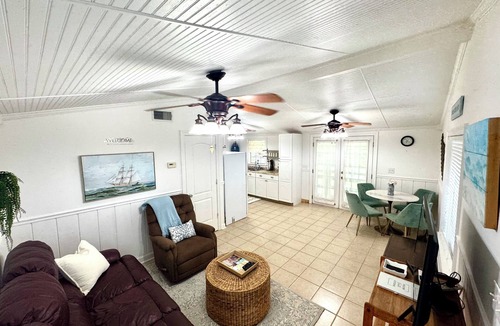 Shoreline Park House | Waterfront Escape~5Mins to Casino & Beach~Free Parking