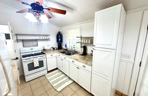 Shoreline Park House | Waterfront Escape~5Mins to Casino & Beach~Free Parking