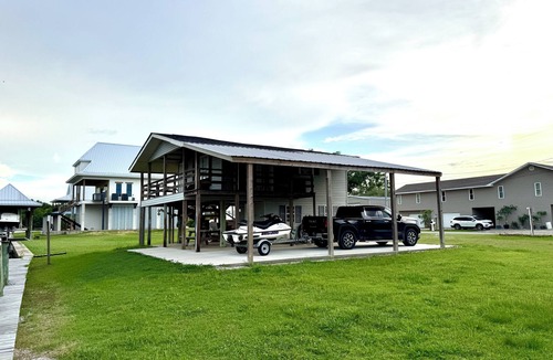 Shoreline Park House | Waterfront Escape~5Mins to Casino & Beach~Free Parking