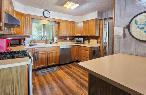 Boulder Junction House | Waterfront home between 2 lakes w/heated porch, dock & kayaks