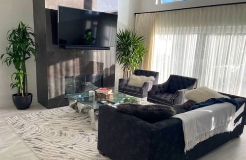Venice Canals House | Waterfront Home, on the Venice Canals, 8 min walk to the Beach