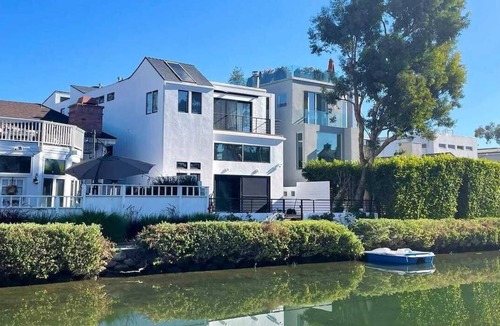 Venice Canals House | Waterfront Home, on the Venice Canals, 8 min walk to the Beach