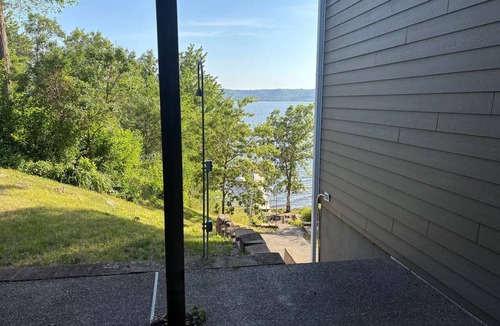 Brice Prairie House | Waterfront Retreat, Sunset View, Family Friendly