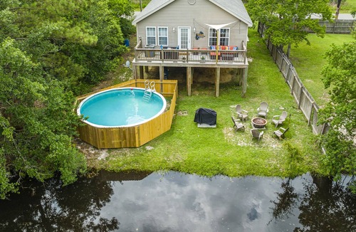 Shoreline Park House | Waterfront Rock N Roll Getaway . Pool. HOT Tub!