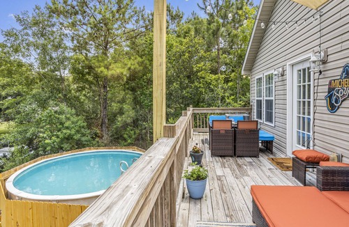 Shoreline Park House | Waterfront Rock N Roll Getaway . Pool. HOT Tub!