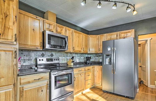 King Cottage | Waupaca Lake Cottage w/ Fire Pit & Boat Dock