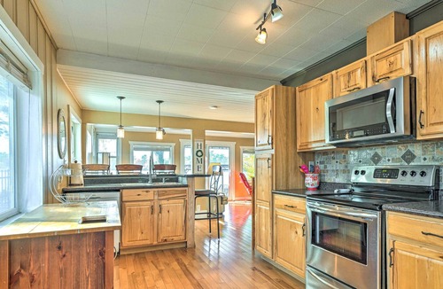 King Cottage | Waupaca Lake Cottage w/ Fire Pit & Boat Dock