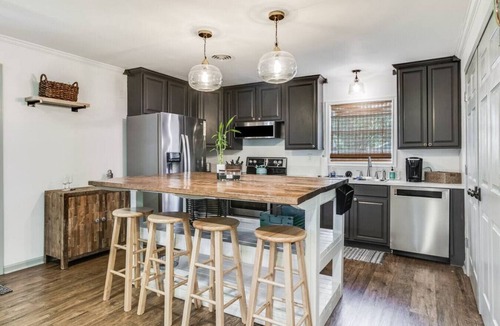 Breaux Bridge House | Way of Wisdom · Modern design small town charmer w/fast wifi
