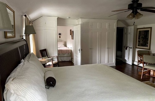 Elkhorn House | Weekend Getaway at a Bed and Breakfast by a Peaceful Lake near Milwaukee, Wisconsin