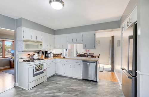 Eagan House | Welcome to the Sunshine Sweets Retreat! Family, Play, Vaca, & Work Friendly Stay