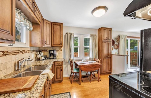 Menasha House | Well maintained home. Close to events. EAA, Packer games, Mile of Music.