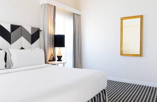 Norma Triangle Hotel | West Hollywood Oasis | Rooftop Pool & Luxury Suites l 2 Signature King Suite