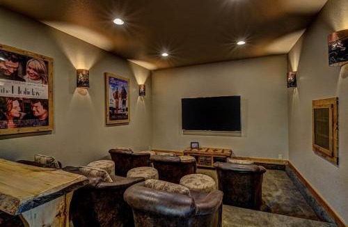 Eagle River House | Whispering Pines Lodge: 9 Bedroom