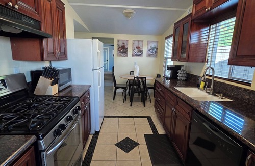 Bakersfield House | Wi-fi/Pool/Ac/Parking/Patio/Grill/Workspace/Ice Chest.