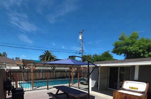 Bakersfield House | Wi-fi/Pool/Ac/Parking/Patio/Grill/Workspace/Ice Chest.