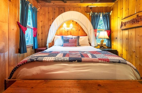 Twin Peaks Hotel | Wild Bill's - Western Themed | Ponds & Streams