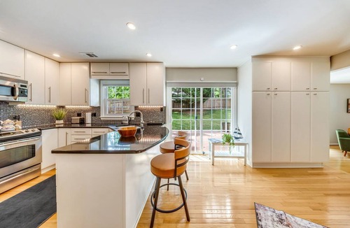 Herndon House | Willow Family Lodge, Spacious 4-bedroom house in beautiful Herndon with AC