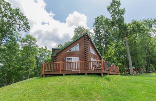 Crellin Cabin | Windy Acres: Lake Area, Dogs Welcome, Hot Tub, Fire Pit, Fireplace!
