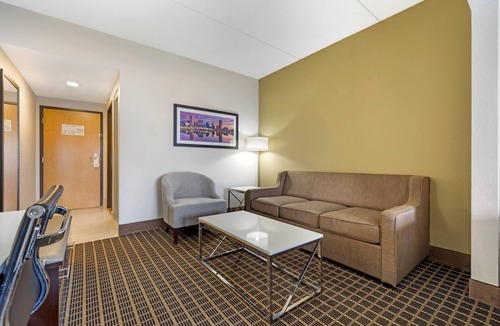 North East Hotel | Wingate by Wyndham North East