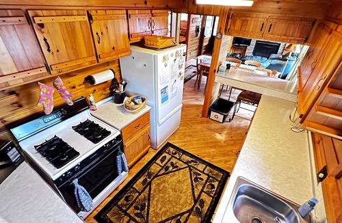 Cook Cabin | Wolfe’s Den Cabin: Lakefront 3BR, Dock Power, Water Toy Fleet, Pet Friendly, AC