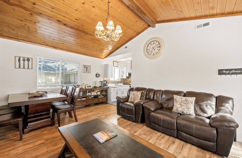 Woodlands Cabin | Woodland Escape - Quiet Area, Walk to Hiking & Park
