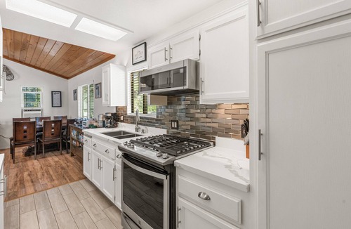Woodlands Cabin | Woodland Escape - Quiet Area, Walk to Hiking & Park