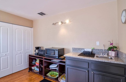 West Hills Apartment | Woodland Hill/Warner Ctr. Retreat I Quiet area with no apartments close by.