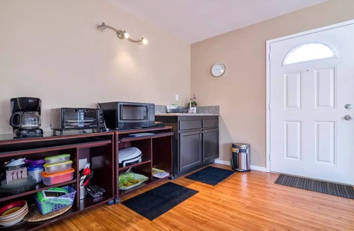 West Hills Apartment | Woodland Hill/Warner Ctr. Retreat I Quiet area with no apartments close by.