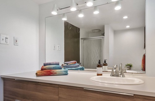 Baldwin Villa | Woodsy Mid-Century w/ Guest House