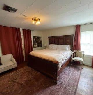 Downtown House | Work Crew Haven: Spacious Corporate Lodging